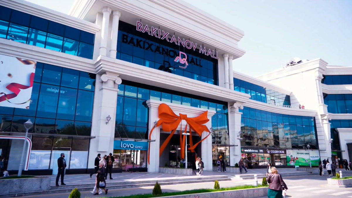 В Баку сильный ветер сорвал часть крыши Bakixanov Mall