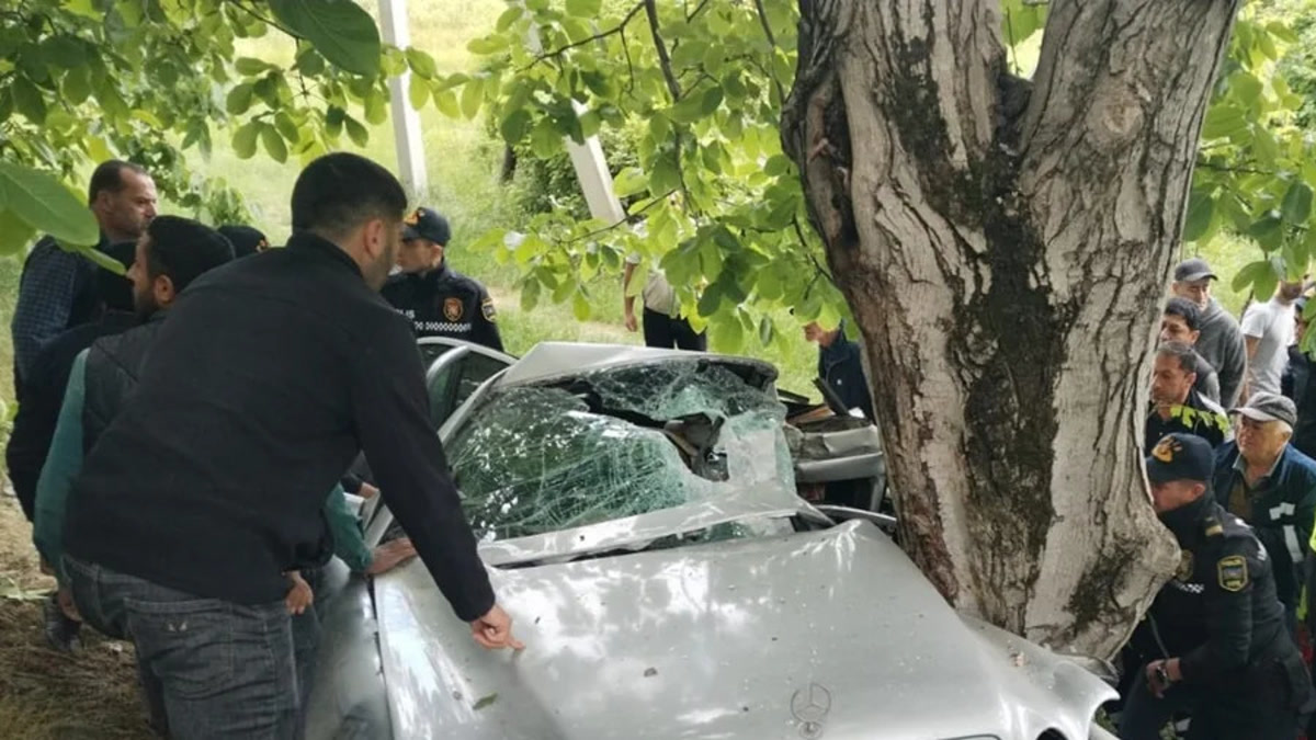 В Огузе Mercedes врезался в дерево: пострадали два человека