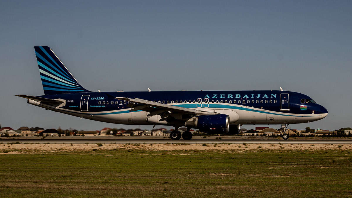 Самолет AZAL из Баку в Нахчыван вернулся из-за грозовой погоды