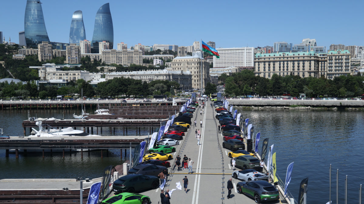 На Бакинском бульваре проходит фестиваль Classics & Supercars