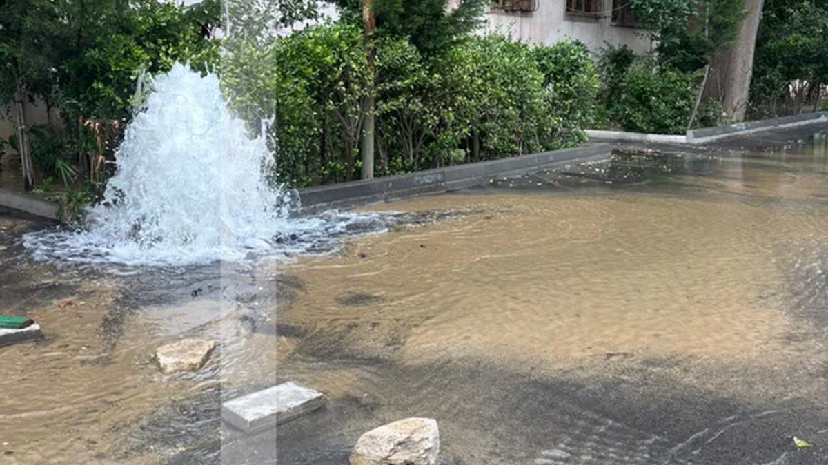 В Низаминском районе Баку прорвало водопровод и затопило улицу