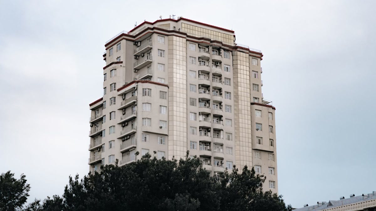 В Баку квартиру в мансарде жилого комплекса выставили за 125 тысяч манатов