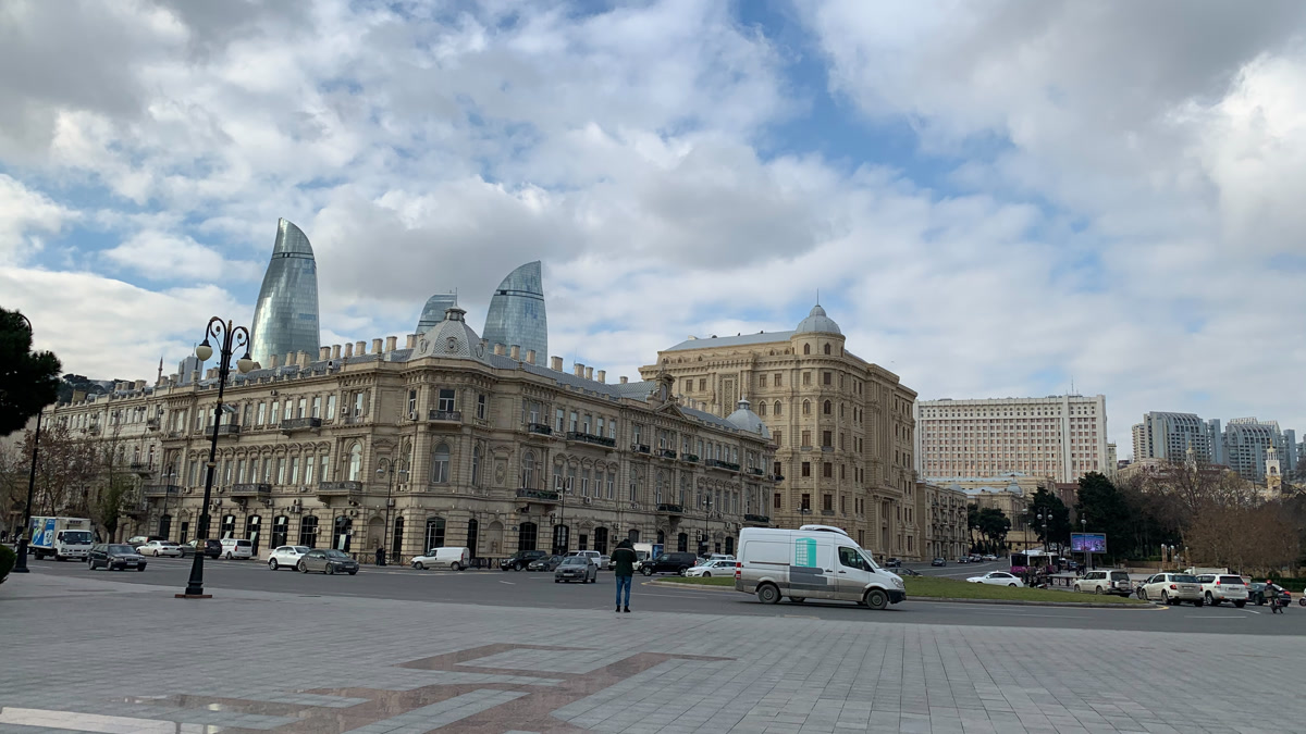 Ильхам Алиев наградил группу государственных служащих Азербайджана