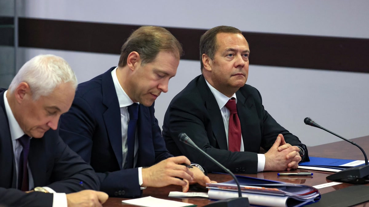 Медведев предупредил Армению о последствиях разрыва связей с Россией