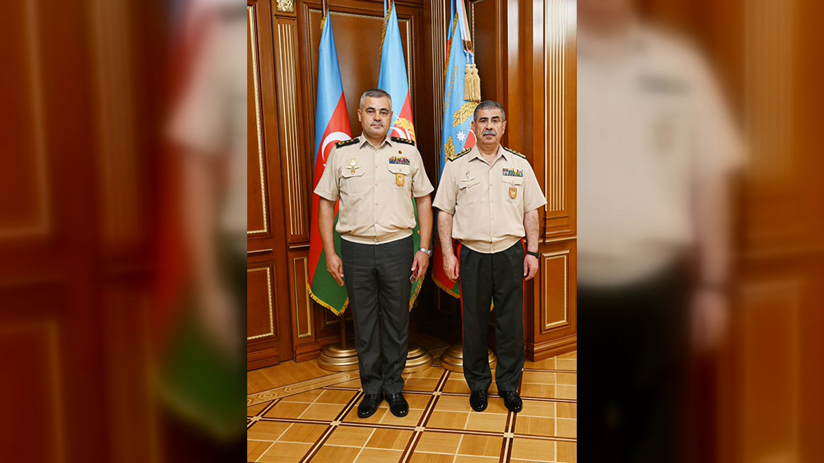 Алиев наградил группу военнослужащих Минобороны Азербайджана