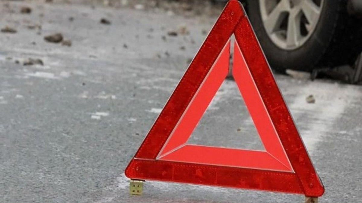В Огузском районе автомобиль врезался в дерево, пострадала семья из четырех человек