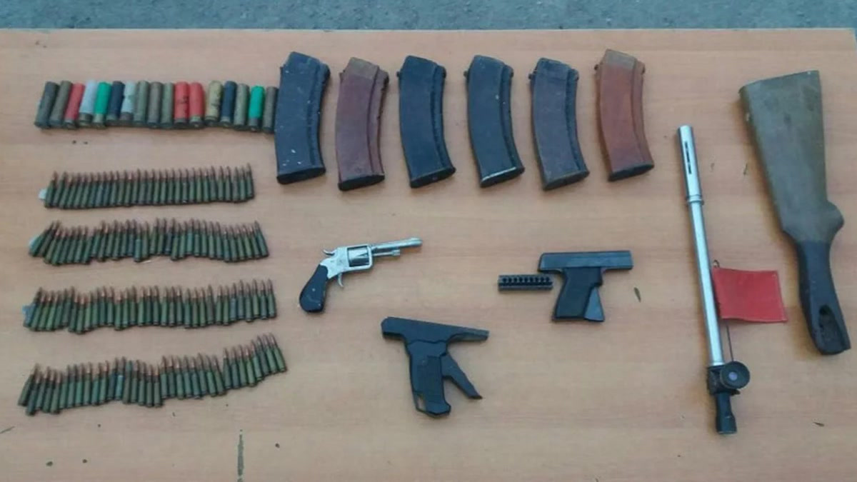 Полиция Азербайджана изъяла автоматы, пистолеты и почти тысячу патронов