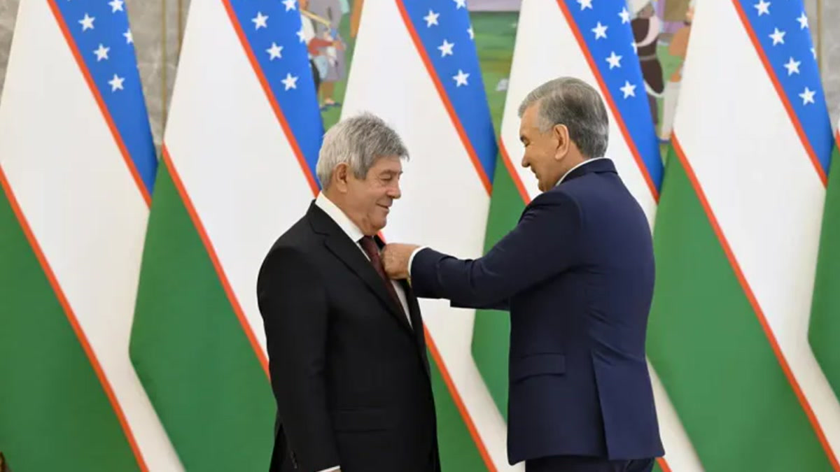 Президент Узбекистана наградил посла Азербайджана Хусейна Гулиева