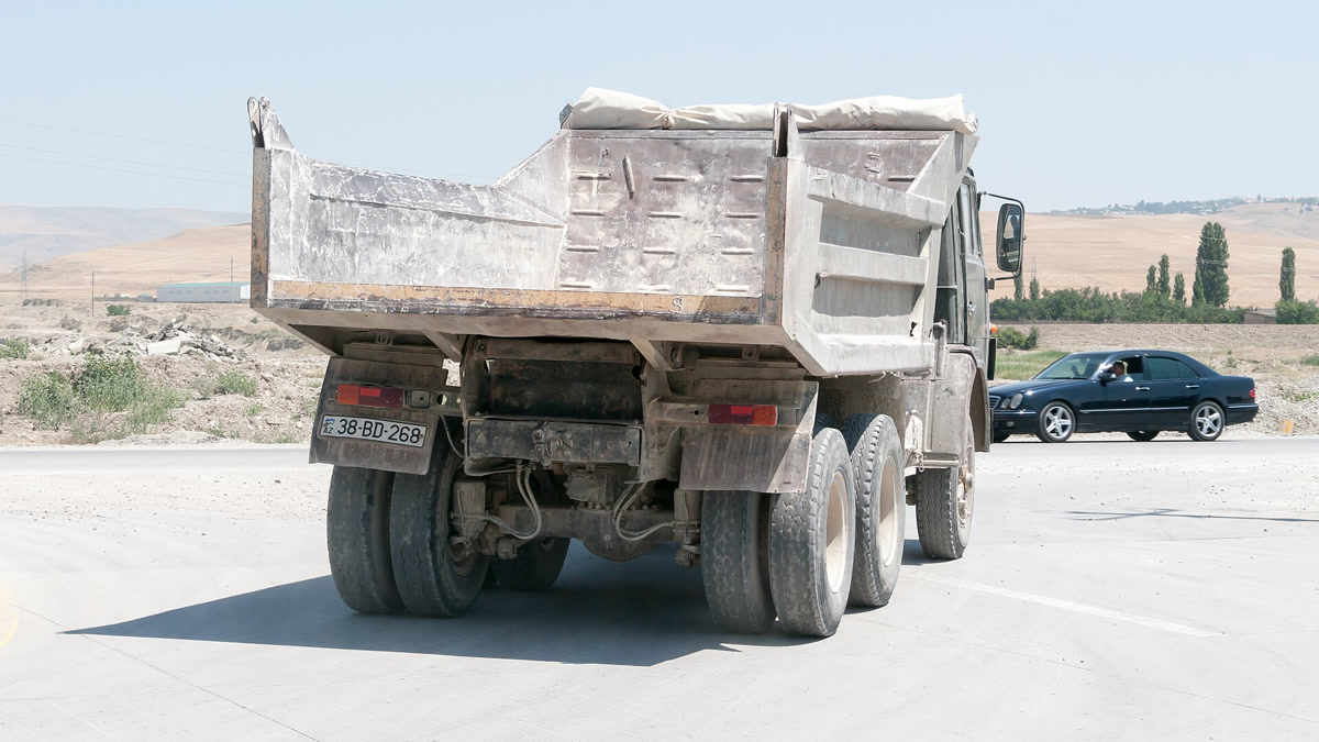 В поселке Забрат грузовик KamAZ насмерть сбил пешехода