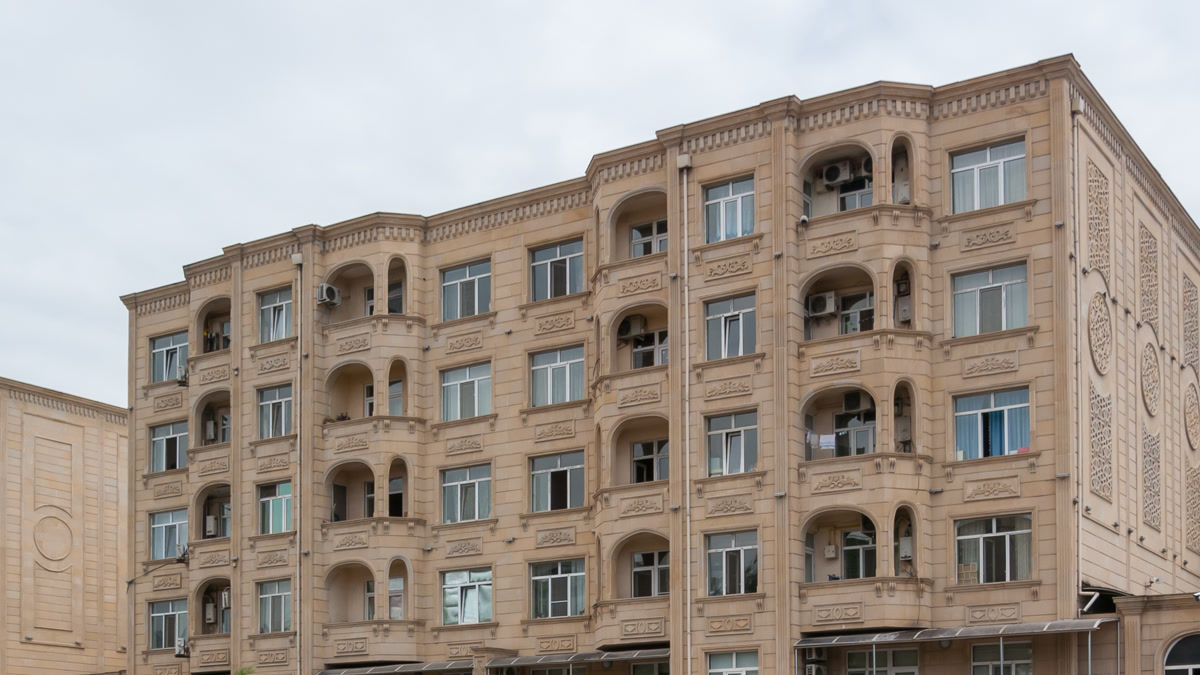 В бакинском жилом комплексе расследуют гибель молодого мужчины