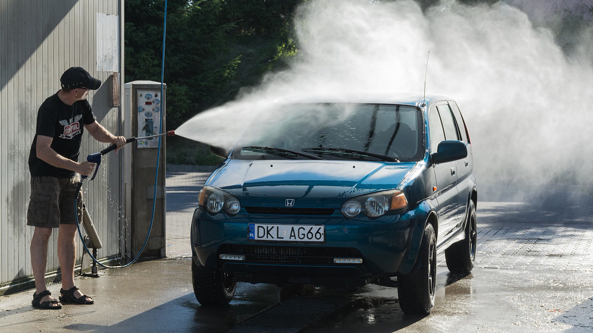 В Сураханском районе Баку работник автомойки умер после падения