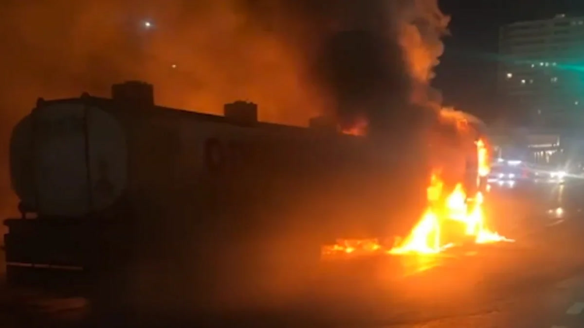 У автовокзала в Баку загорелся бензовоз с 31 тонной дизеля