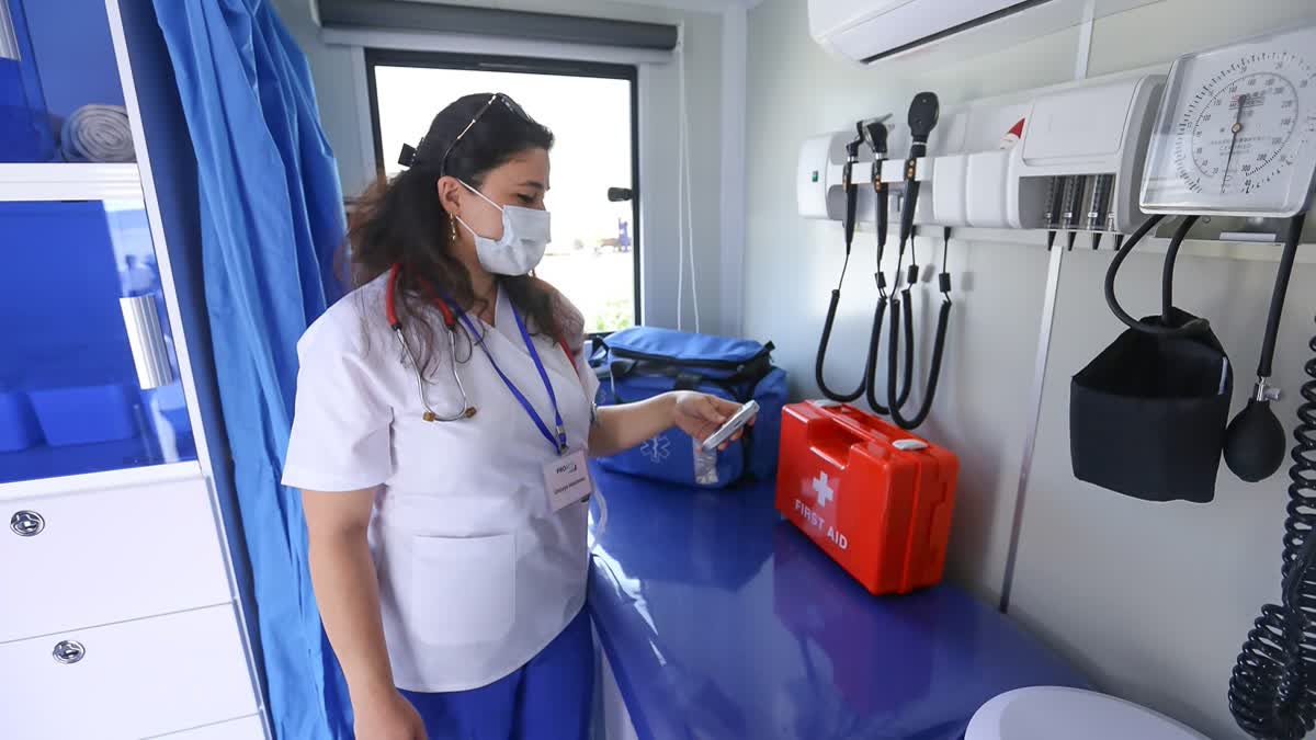 В Баку продлили надбавки медикам, работающим с пациентами COVID-19