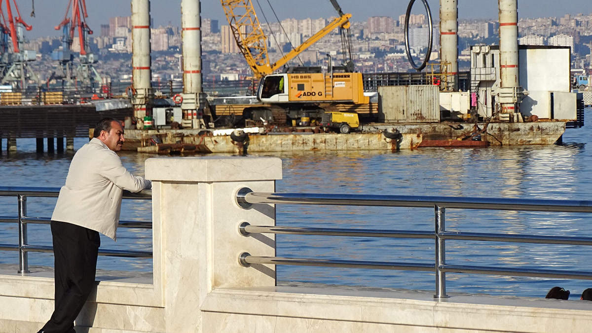 Минздрав Азербайджана предупредил жителей о риске солнечного удара