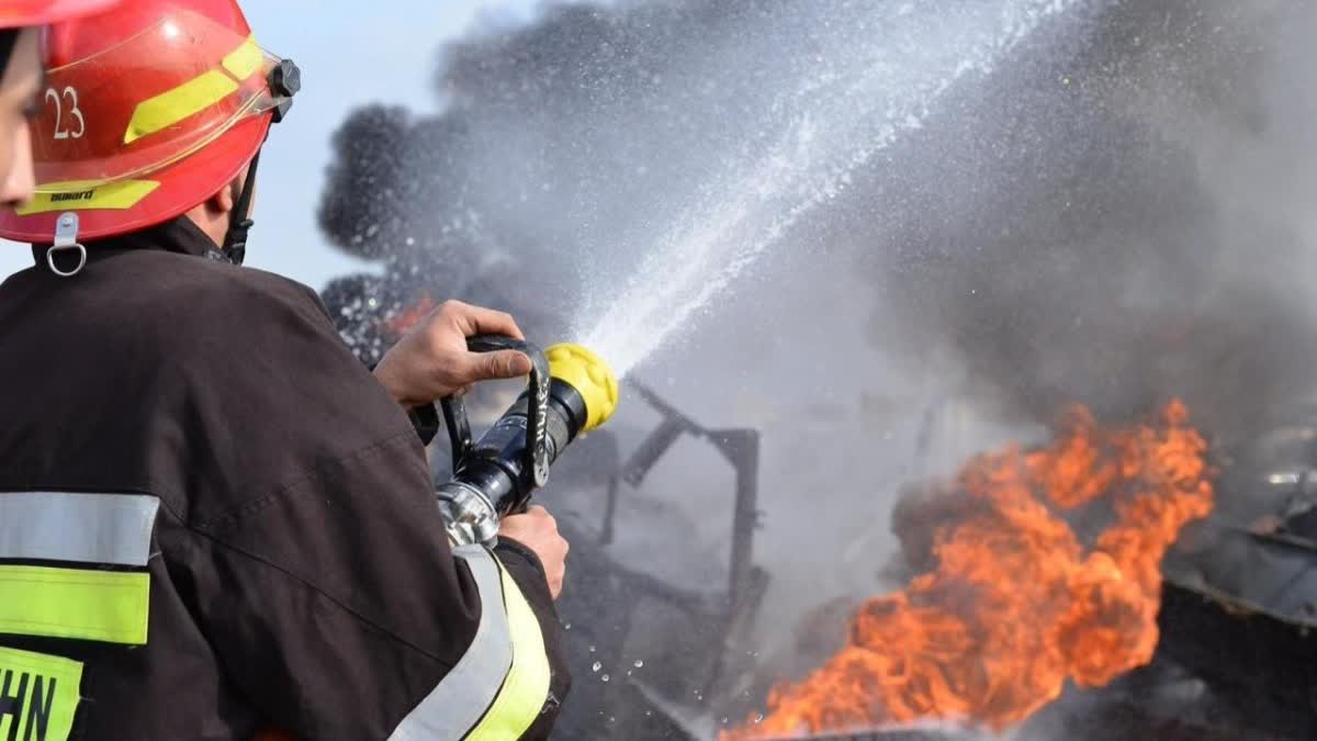 В Баку пожар во дворе жилого комплекса повредил несколько автомобилей