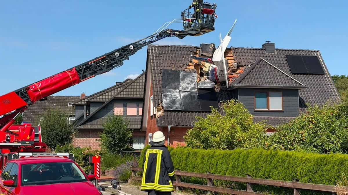 В Германии легкомоторный самолет врезался в дом: погибли два человека