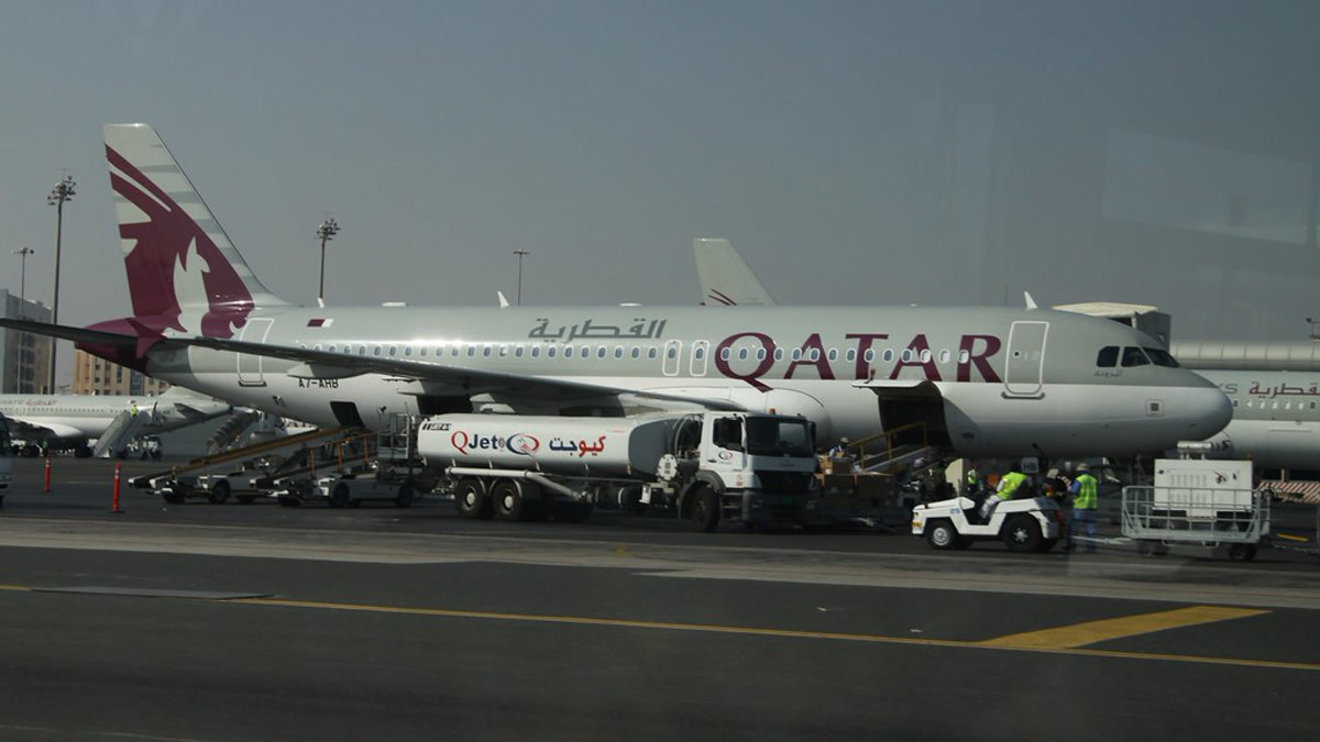 Самолет Qatar Airways экстренно сел в Баку из-за погоды в Тбилиси