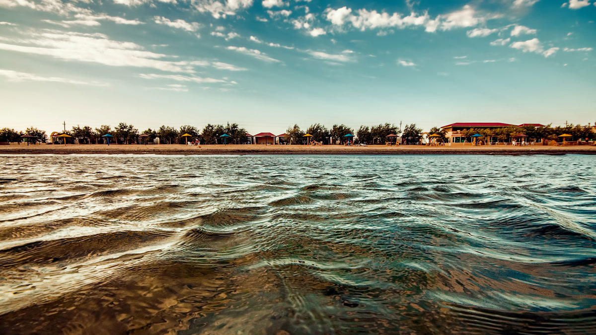 В Зире проверяют причину потемнения морской воды у пляжа