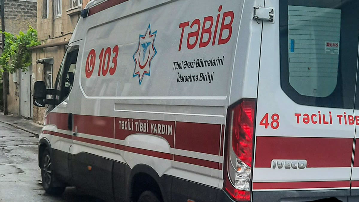 В Баку троих мужчин ранили ножом в съемном доме