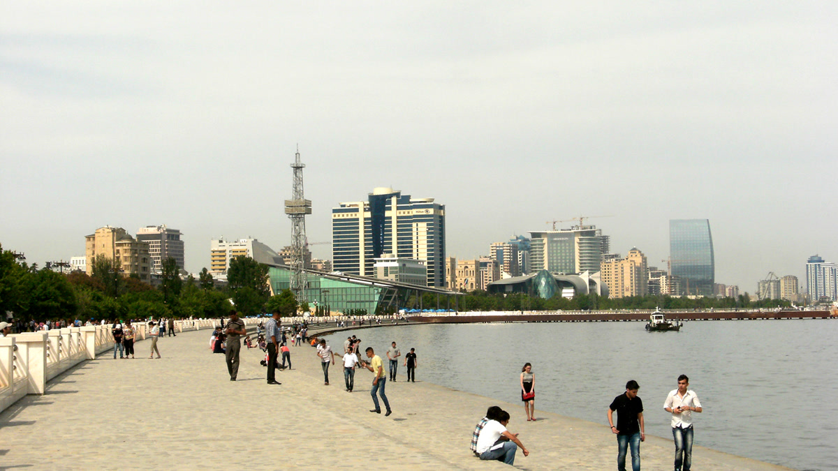 В Баку и регионах Азербайджана предупредили о сильном ветре 15 августа
