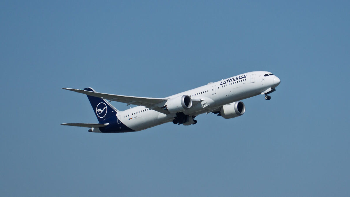 Самолет Lufthansa экстренно сел в Баку из-за технической неисправности
