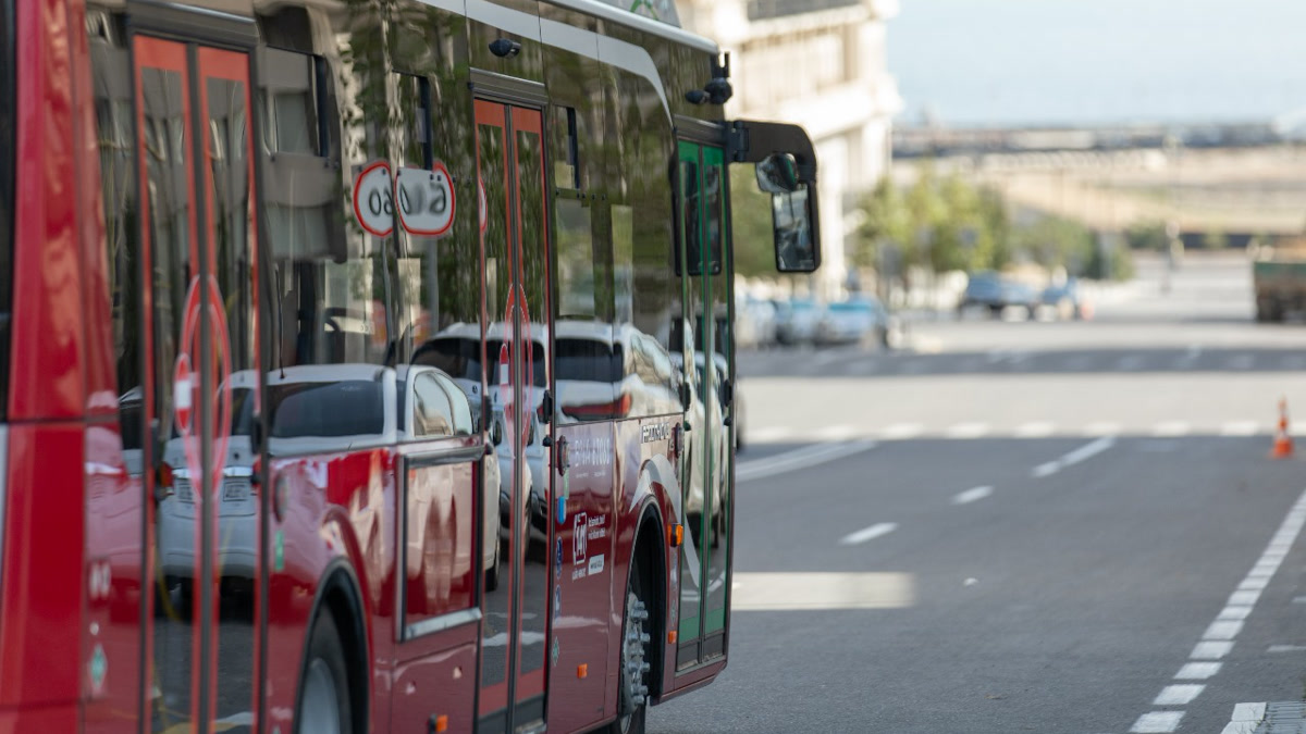 В Баку пять автобусных маршрутов перевели на новую модель оплаты
