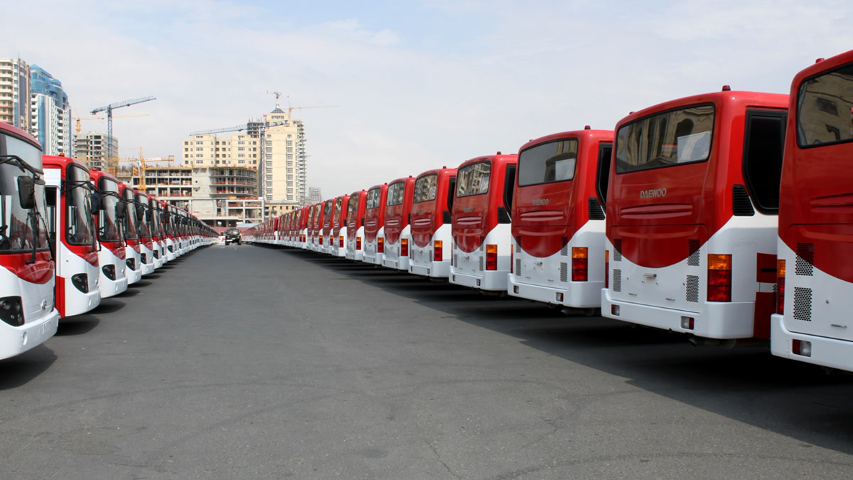Число автобусов в Баку выросло на 42%, но ожидание на остановках не сократилось