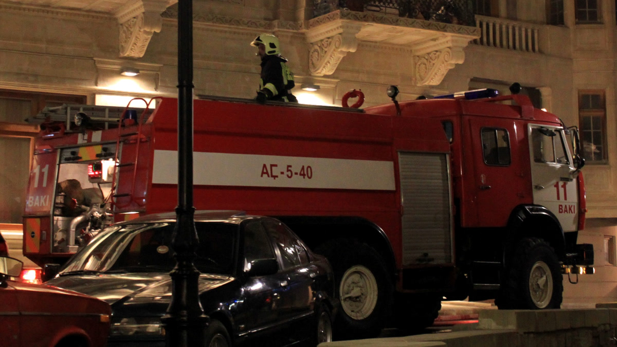 В Баку потушили пожар во дворе школы №238