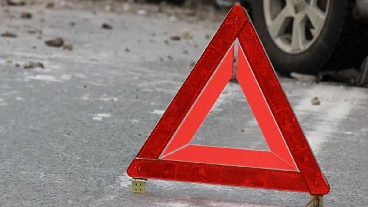 В Сураханском районе Баку автомобиль врезался в дерево, погиб пассажир