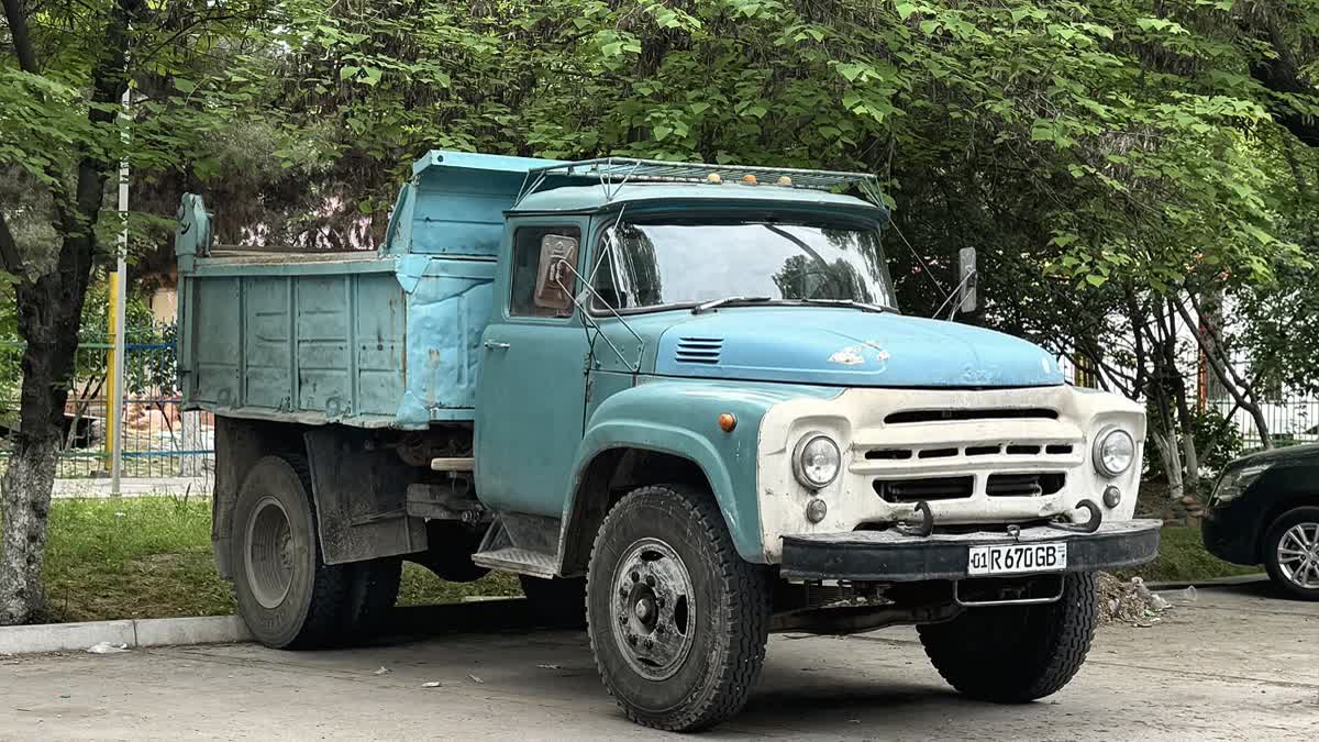 В Джалилабадском районе спасли водителя, зажатого под грузовиком ЗИЛ