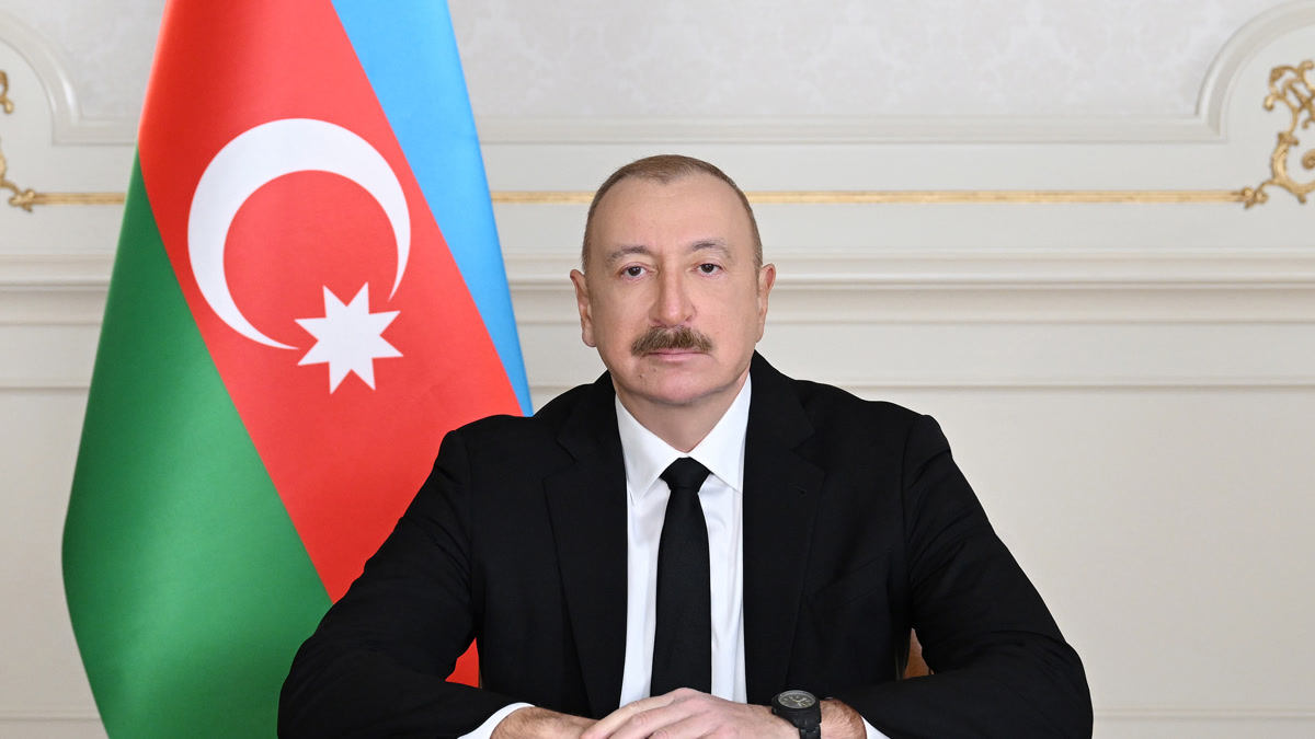 Ильхам Алиев наградил 15 представителей Палаты аудиторов медалью «Терегги»