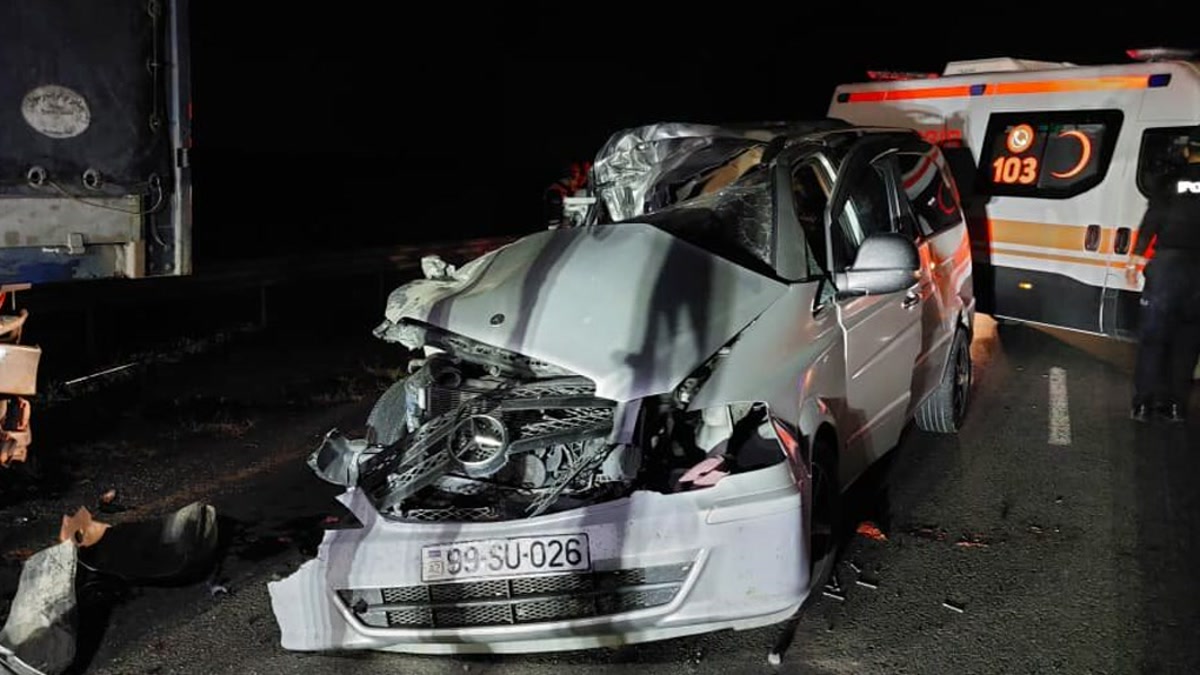 В Лянкяране Mercedes Vito врезался в грузовик: два человека погибли