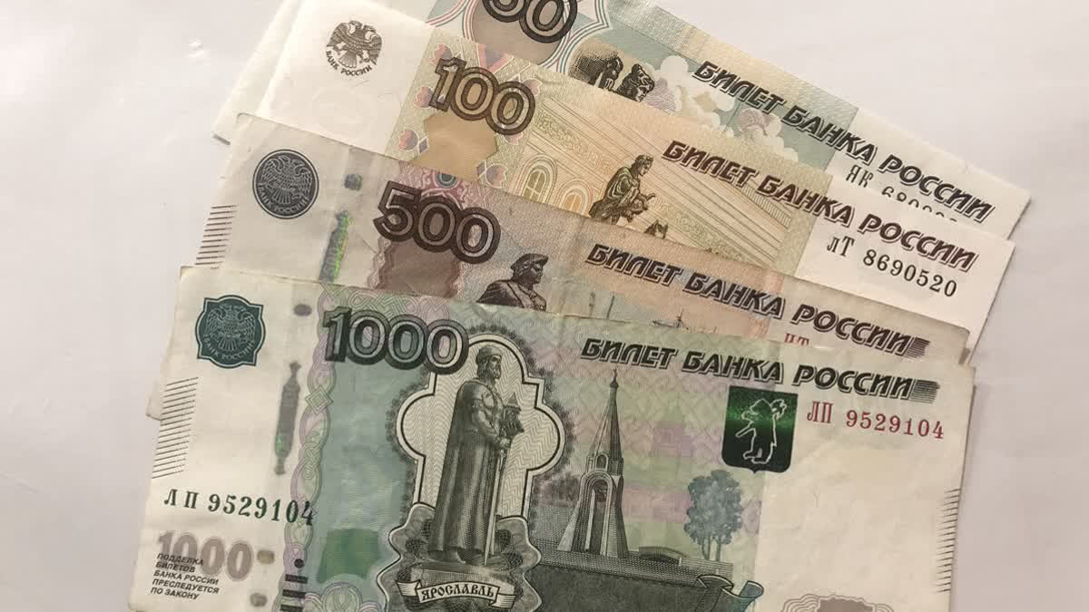 Россия ограничила вывоз наличных в Азербайджан суммой в 1 млн рублей