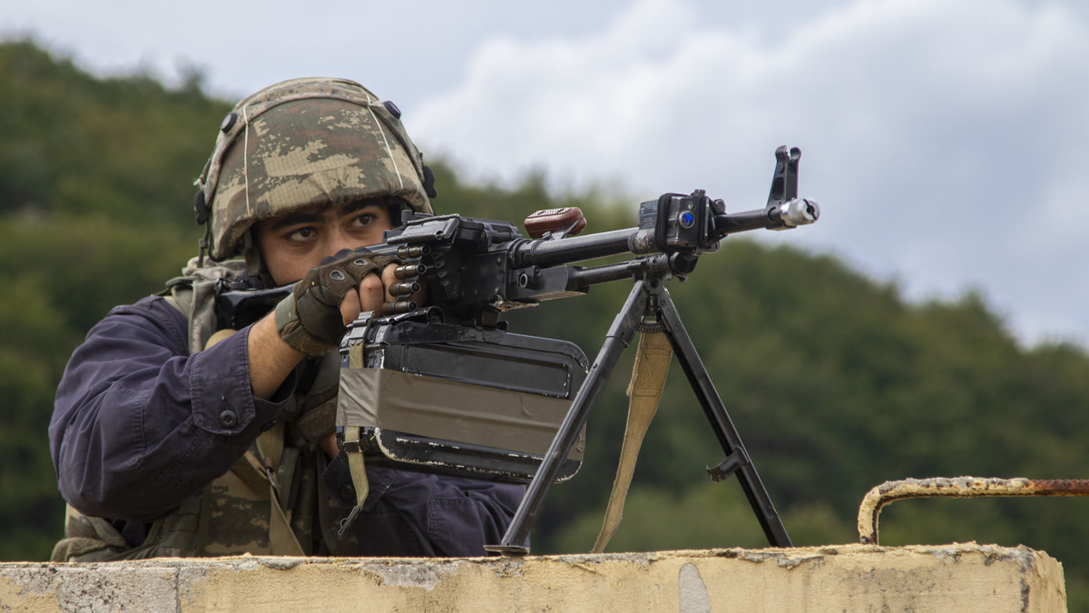 В Азербайджане напомнили о штрафах за незаконное ношение военной формы