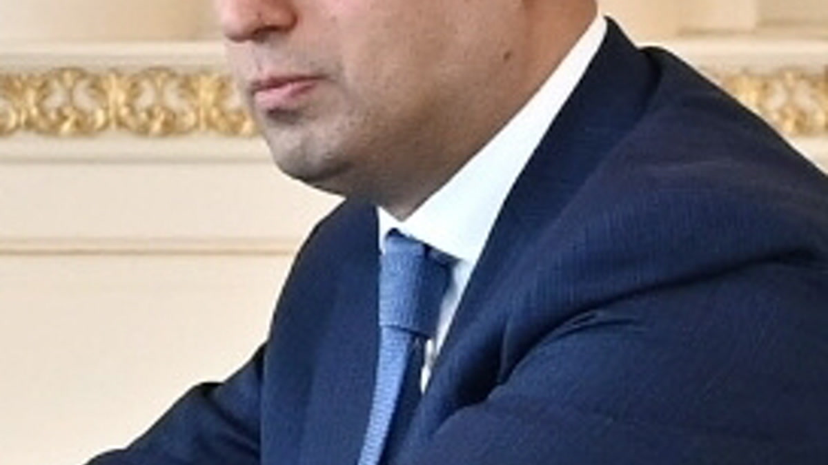 Эмин Амруллаев наградил работников образования ко Дню учителя