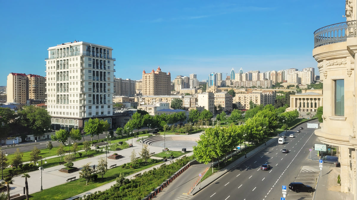 На улице Физули в Баку автомобиль насмерть сбил пешехода