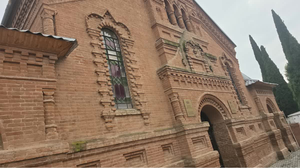 В Гяндже у Кукольного театра ранили ножом охранника
