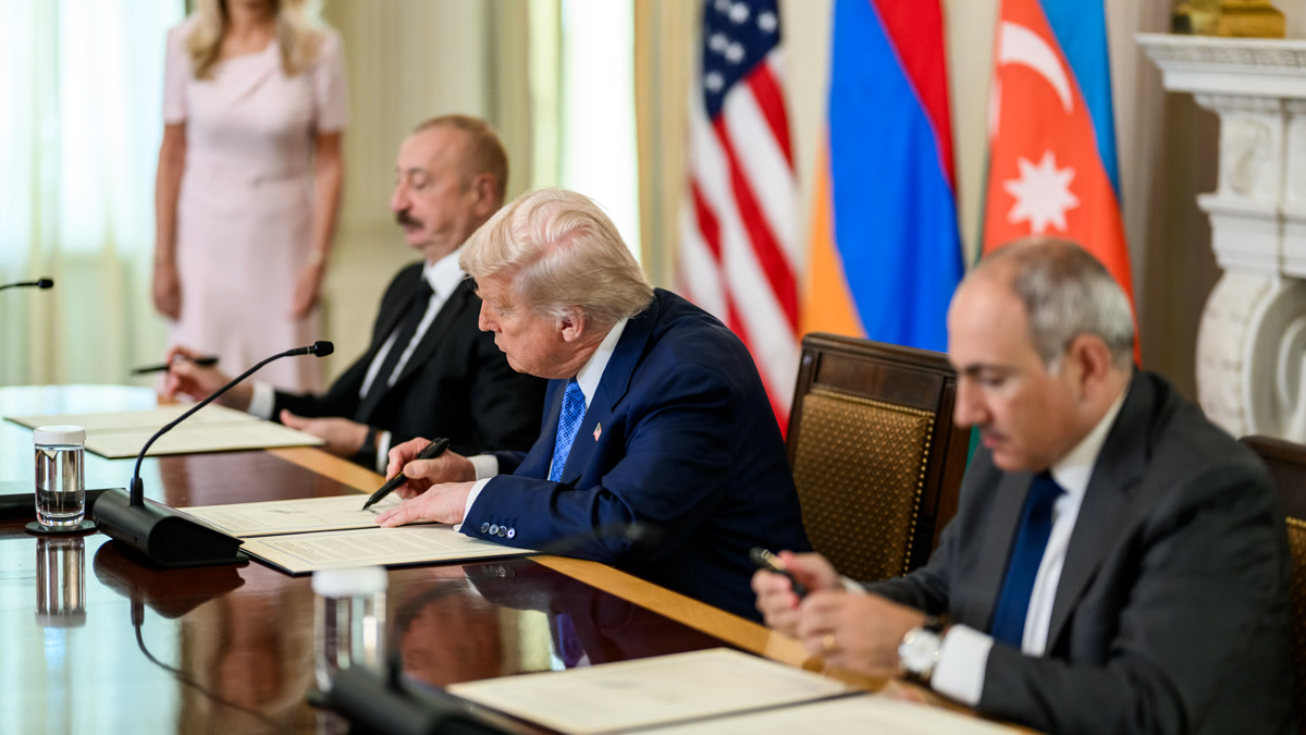 Пашинян намерен подписать мирный договор с Азербайджаном до 2031 года